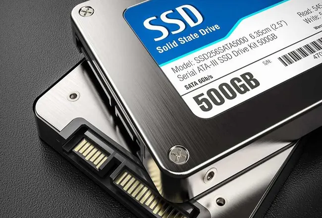 Cơ chế hoạt động chính của SSD là sử dụng bộ nhớ Flash